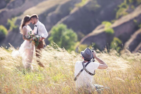 How to Plan Wedding Pictures That Incorporate Your Theme